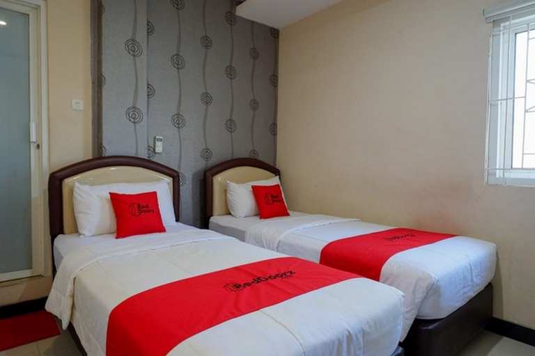 Bedroom 5, RedDoorz @ Jalan Emmy Saelan Palu, Palu