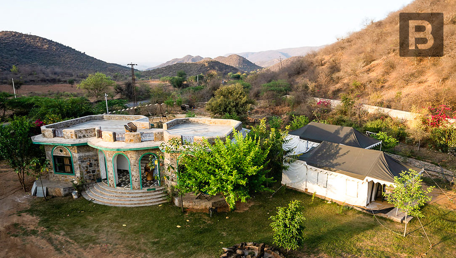 Exterior & Views