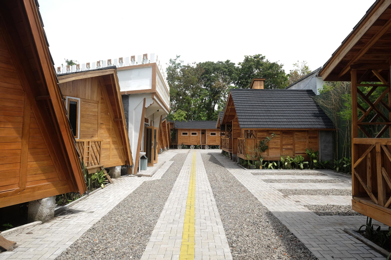 Exterior & Views 27