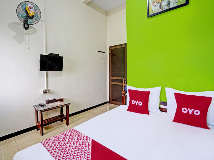 Bedroom 1, OYO 92049 D'jamus Resort Telaga Ngebel, Ponorogo