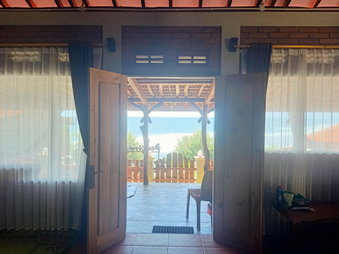 Exterior & Views 13