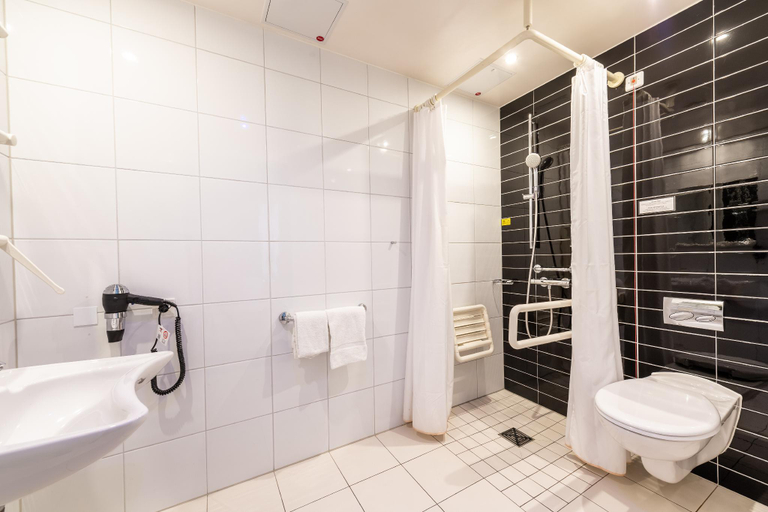 Bathroom 4, Premier Inn Dresden City, Dresden