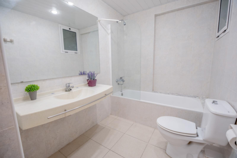 Bathroom 2, Apartamentos Goya Salou, Tarragona