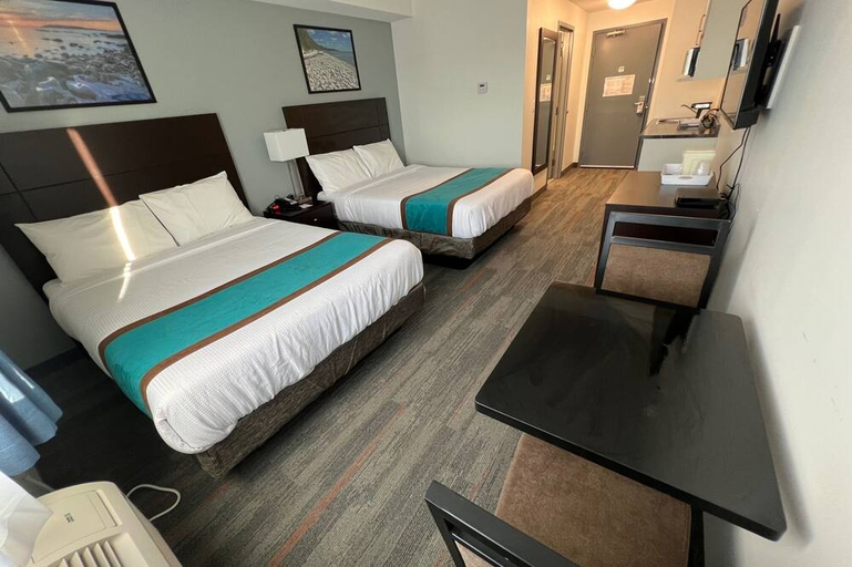Bedroom 3, Travelodge by Wyndham Marathon, Thunder Bay