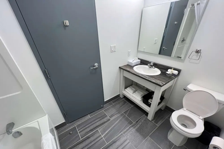 Bathroom 4, Travelodge by Wyndham Marathon, Thunder Bay