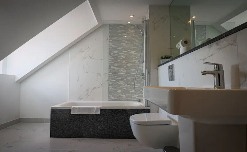 Bathroom 4, Beachcliff Hotel Cardiff, Vale of Glamorgan