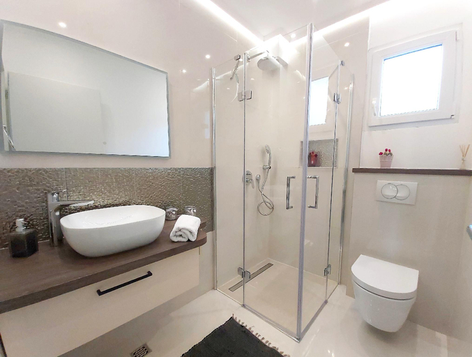 Bathroom 2, sea view apartment w/ swimming pool and jacuzzi a7, Trogir