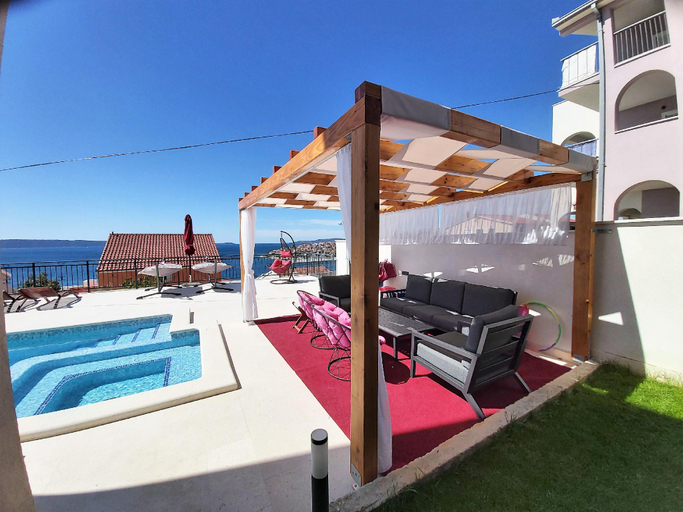Others 3, sea view apartment w/ swimming pool and jacuzzi a7, Trogir