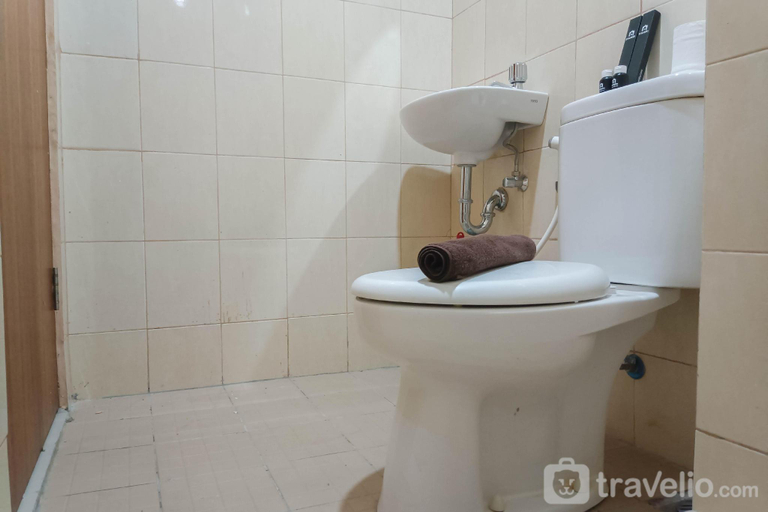 Bathroom 2, Relax Studio at Vida View Makassar By Travelio, Makassar
