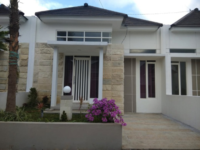 Comfort House 2 BR at Villa Emerald Batu Blok i - 6, Malang
