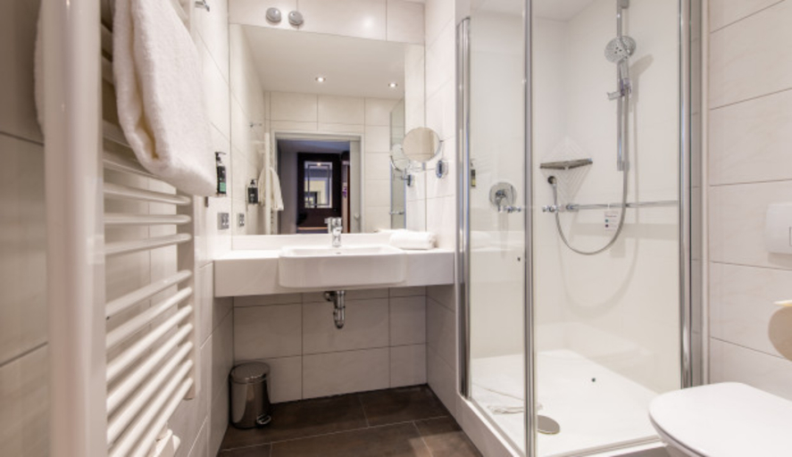 Bathroom 5, Premier Inn Passau Weisser Hase, Passau