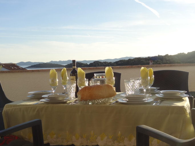 Food & Drinks 4, Modern island apartment with pool 80 meters from the sea B, Pašman