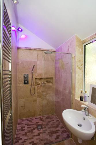 Large 2 bedroom Apt - Near Beach - Free parking, Bournemouth