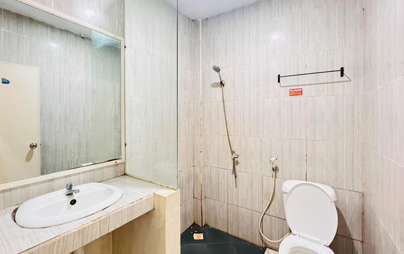 Bathroom 5, RedDoorz near Alun Alun Sidoarjo, Sidoarjo