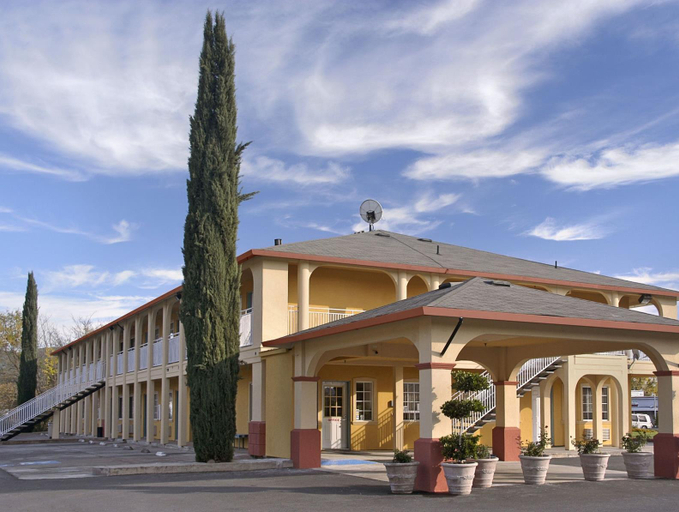 Exterior & Views 2, Upper Lake Inn and Suites, Lake