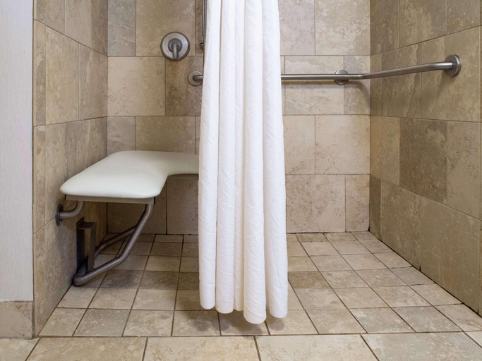 Bathroom 4, Hampton Inn Miami, Ottawa
