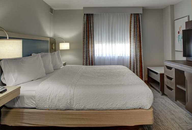 Bedroom 4, Hampton Inn & Suites Miami-Airport South-Blue Lagoon, Miami-Dade