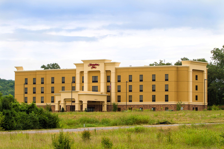 Exterior & Views 2, Hampton Inn Fayetteville, Lincoln