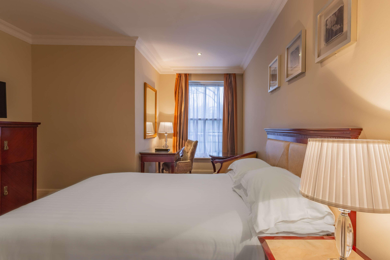 Bedroom 3, Bunratty Castle Hotel & Leisure Club, BW Premier
