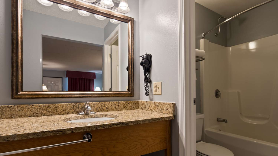 Bathroom 4, Quality Inn, Knox