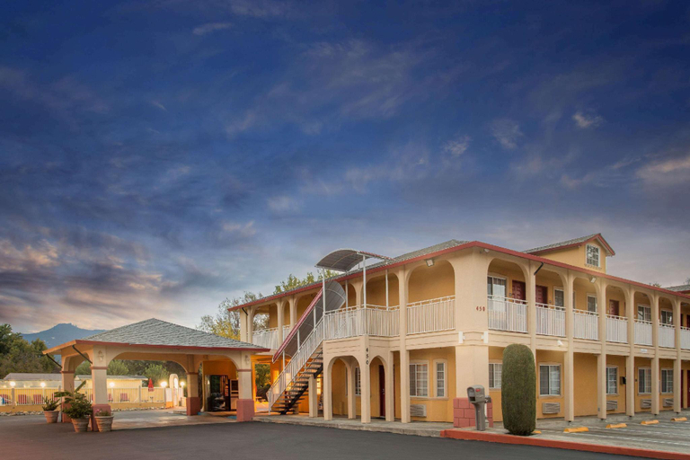 Exterior & Views 2, Upper Lake Inn and Suites, Lake