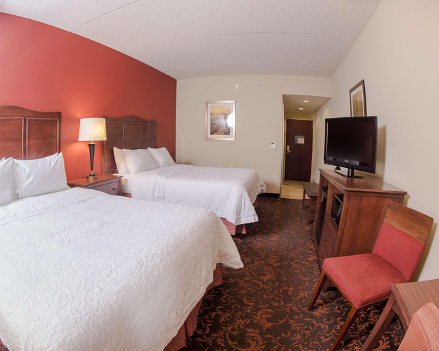 Bedroom 3, Hampton Inn & Suites Woodstock, VA, Shenandoah