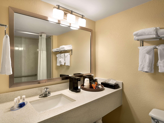Bathroom 4, SKY POINT HOTEL and SUITES - ATLANTA AIRPORT, Clayton