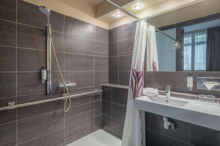 Bathroom 4, Grand Hotel Francais, Gironde