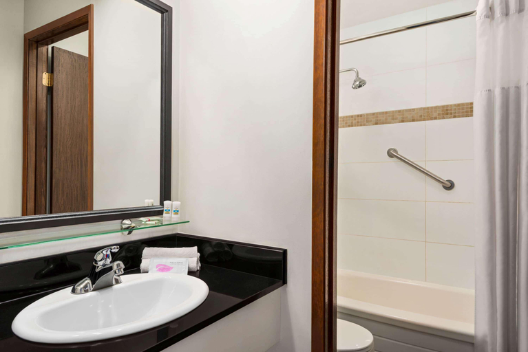 Bathroom 4, Travelodge by Wyndham Abbotsford Bakerview, Fraser Valley
