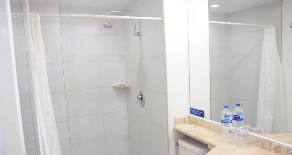 Bathroom 4, Days Inn by Wyndham Minatitlan, Cosoleacaque
