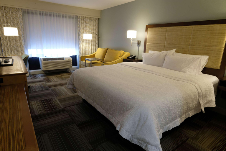 Bedroom 3, Hampton Inn Searcy, White