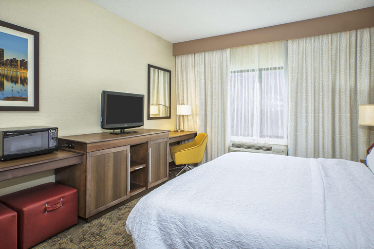Bedroom 4, Hampton Inn Detroit/Belleville-Airport Area, Wayne