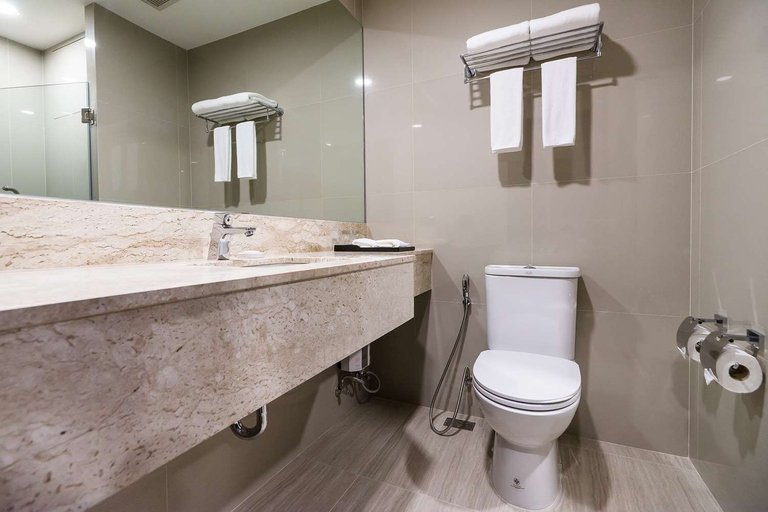 Bathroom 5, SureStay Plus Hotel by Best Western Sukhumvit 2, Khlong Toey