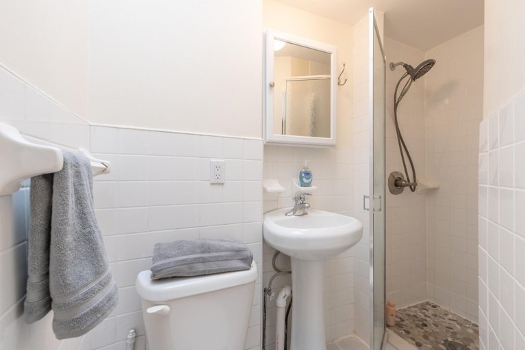 Bathroom, Gorgeous Studio Monthly Apartment, New York