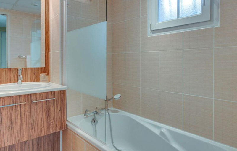 Bathroom, Le Domaine de Camiole 2p4b, Madison