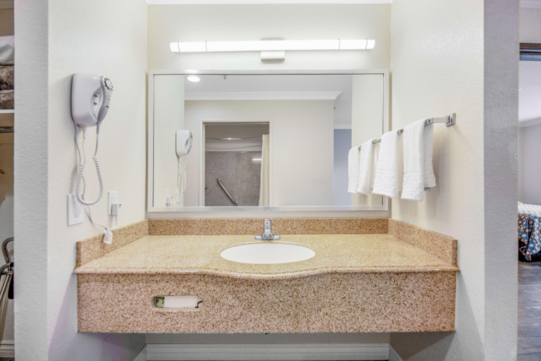 Bathroom 4, SureStay by Best Western Fontana, San Bernardino