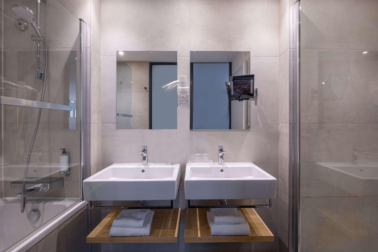 Bathroom 4, Grand Hotel Francais, Gironde