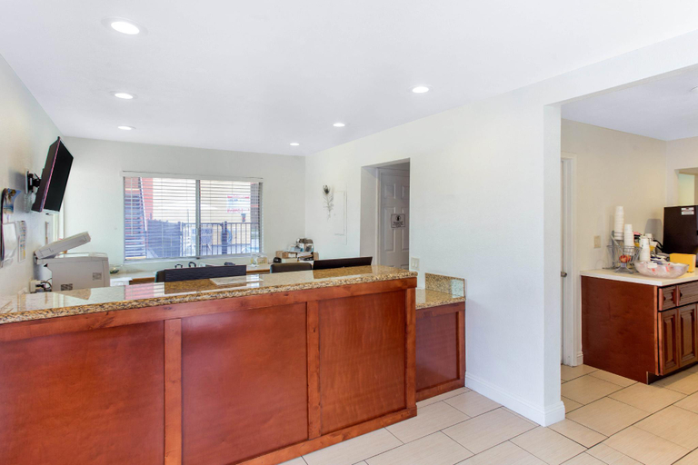 Food & Drinks, Howard Johnson  & Suites by Wyndham Chula Vista, San Diego