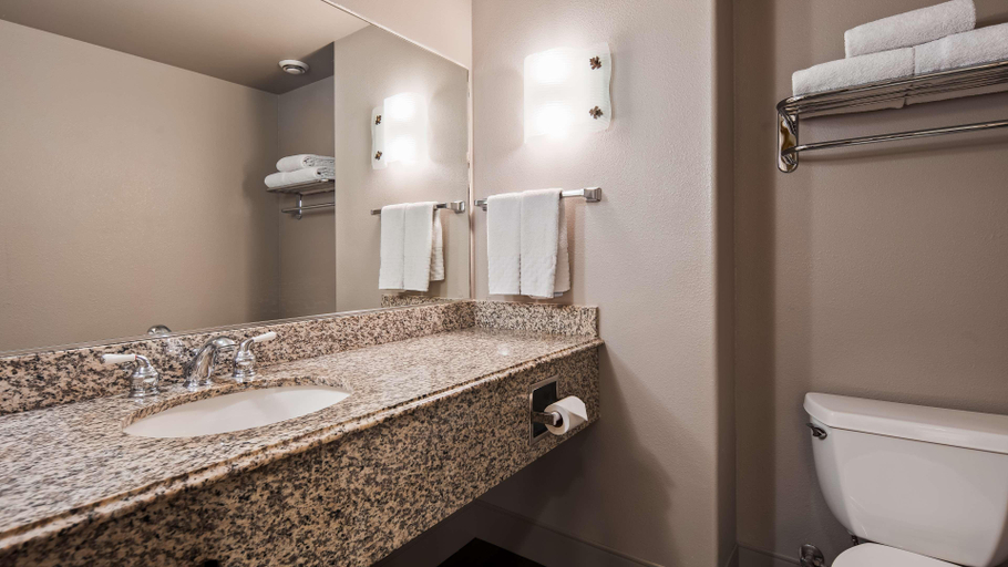 Bathroom 5, Best Western Cedar Inn & Suites, Calaveras