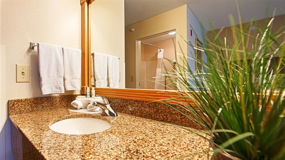 Bathroom 5, Best Western Wapakoneta Inn, Auglaize
