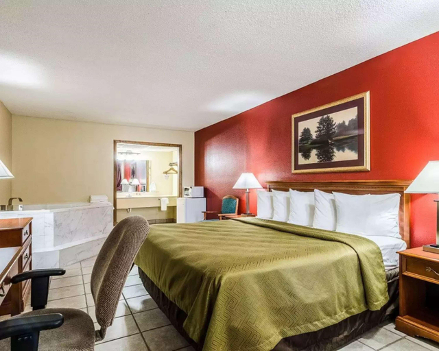 Bedroom 3, SureStay Hotel by Best Western Salina, Saline