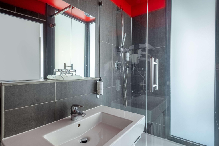 Bathroom 4, Grand Hotel Francais, Gironde