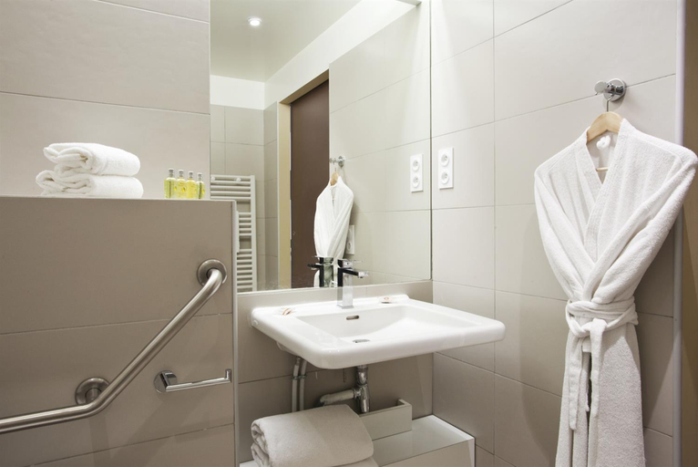 Bathroom 5, Golden Tulip Avignon Le Paradou, Vaucluse