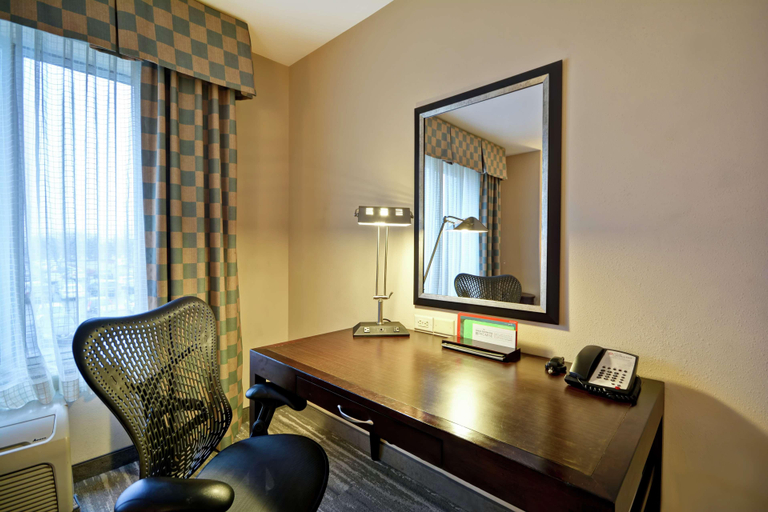 Bedroom 3, Hilton Garden Inn Ridgefield Park, Bergen