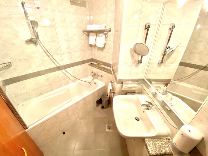 Bathroom 5, Green Hill Hotel, Yangon