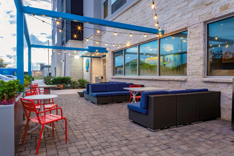 Food & Drinks, Tru by Hilton Cypress Houston, Waller