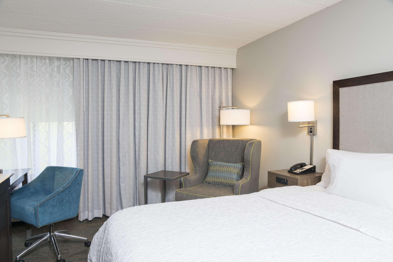 Bedroom 3, Hampton Inn Milwaukee-Northwest, Milwaukee