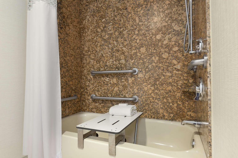 Bathroom 4, Hampton Inn & Suites Manchester-Bedford, Hillsborough