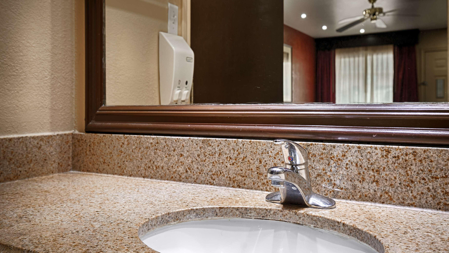 Bathroom 5, Bestway Inn, Kaufman
