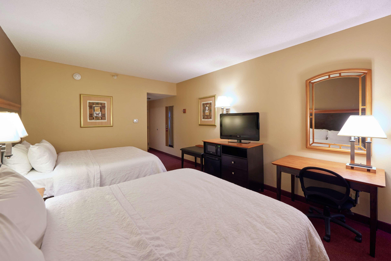 Bedroom 3, Hampton Inn Massillon, Stark
